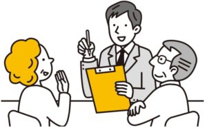 老夫婦の相談に対応する男性スタッフ